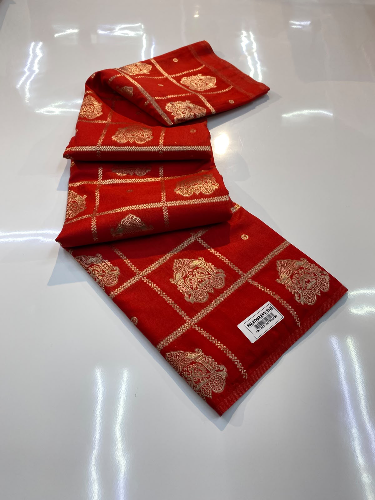 VAMAAR Trendy Borderless Silk Saree – Traditional Buttas, Checks Weave & Rich Zari Pallu