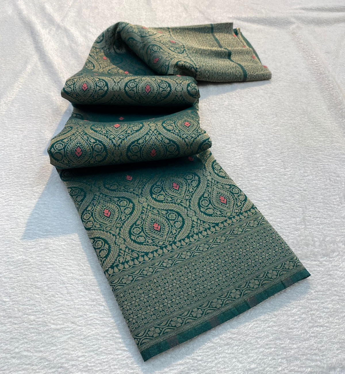 VAMAAR Premium Broket Crush Chinon Meenakari Saree – Antique Zari & Rich Pallu