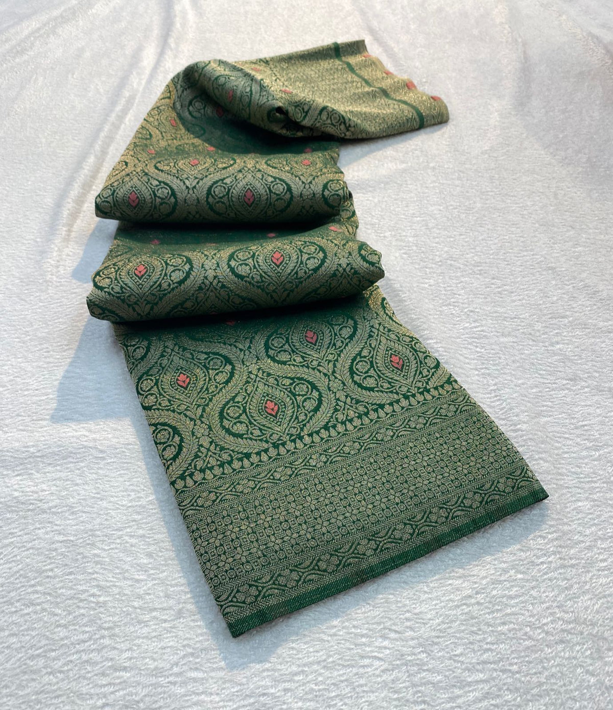 VAMAAR Premium Broket Crush Chinon Meenakari Saree – Antique Zari & Rich Pallu