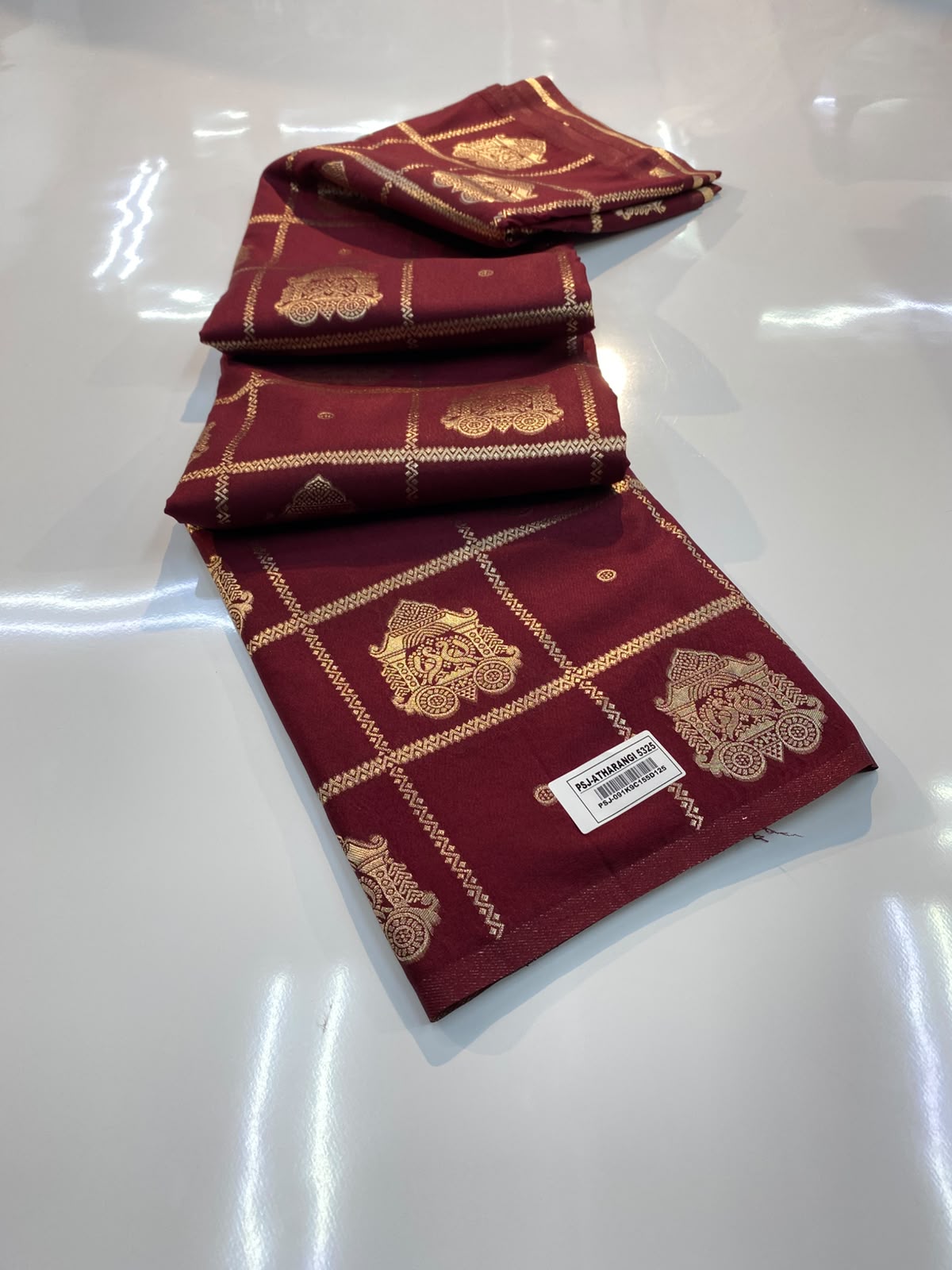 VAMAAR Trendy Borderless Silk Saree – Traditional Buttas, Checks Weave & Rich Zari Pallu