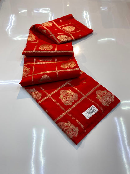 VAMAAR Trendy Borderless Silk Saree – Traditional Buttas, Checks Weave & Rich Zari Pallu