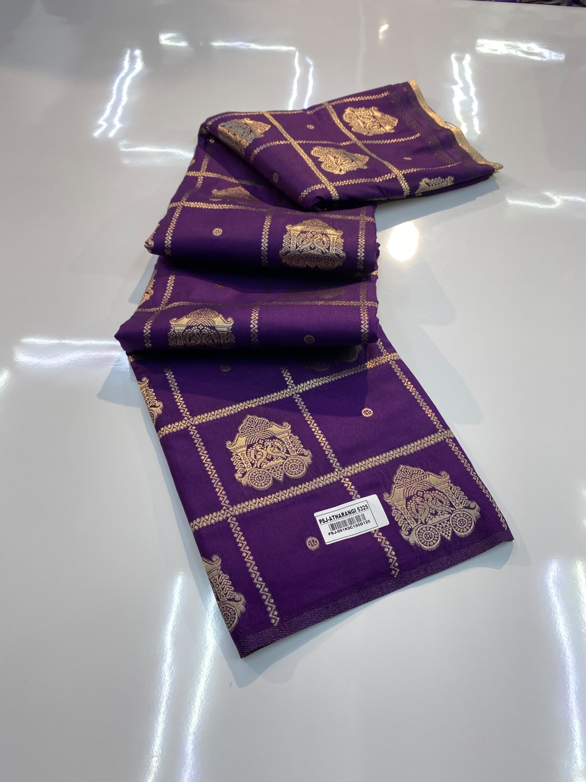 VAMAAR Trendy Borderless Silk Saree – Traditional Buttas, Checks Weave & Rich Zari Pallu