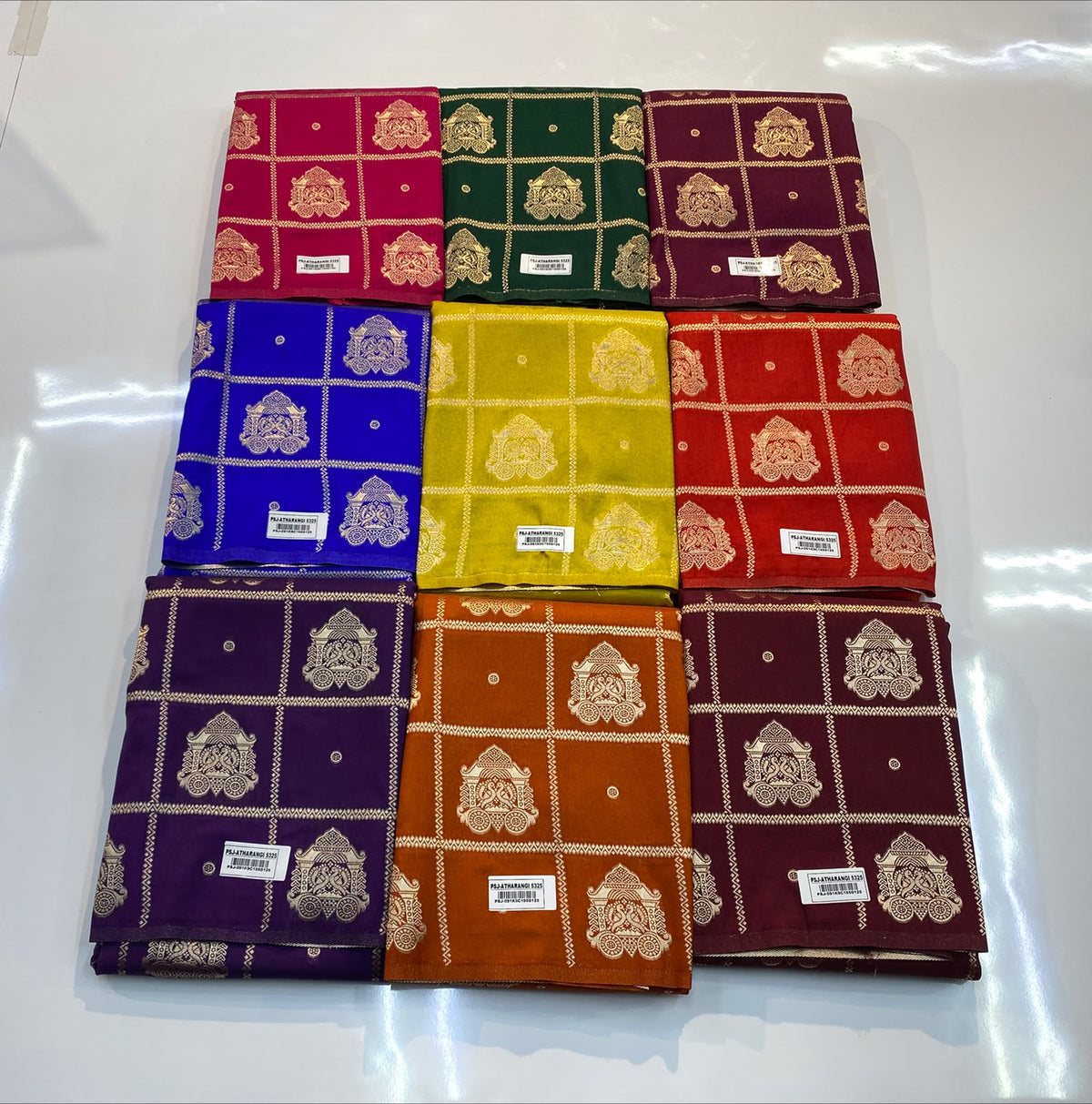 VAMAAR Trendy Borderless Silk Saree – Traditional Buttas, Checks Weave & Rich Zari Pallu
