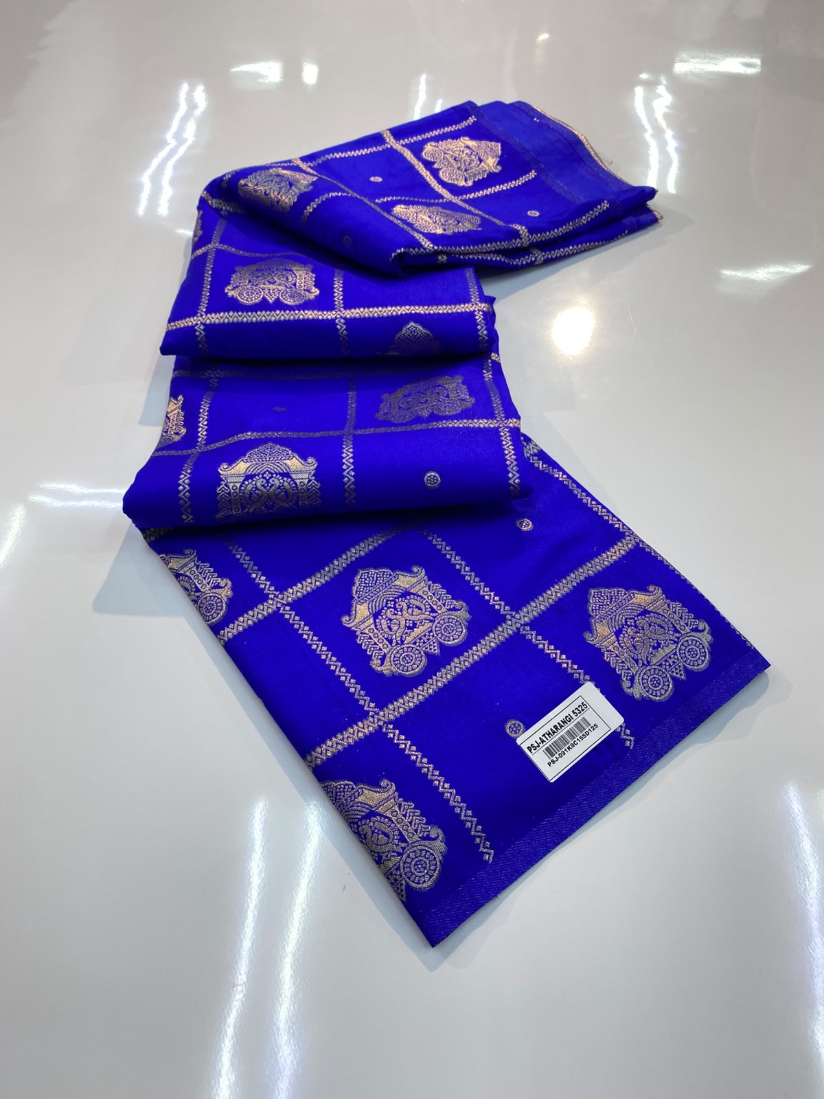 VAMAAR Trendy Borderless Silk Saree – Traditional Buttas, Checks Weave & Rich Zari Pallu
