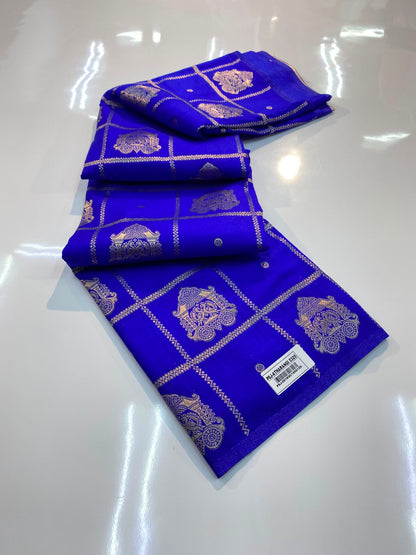 VAMAAR Trendy Borderless Silk Saree – Traditional Buttas, Checks Weave & Rich Zari Pallu