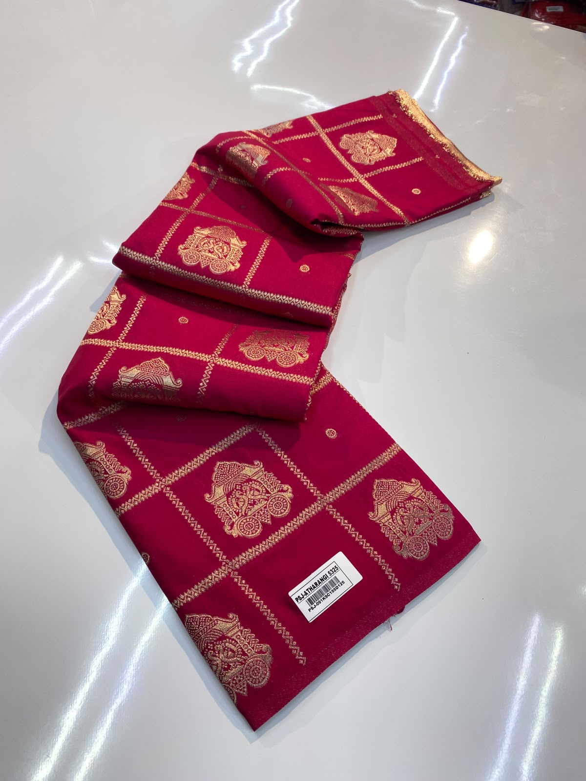 VAMAAR Trendy Borderless Silk Saree – Traditional Buttas, Checks Weave & Rich Zari Pallu