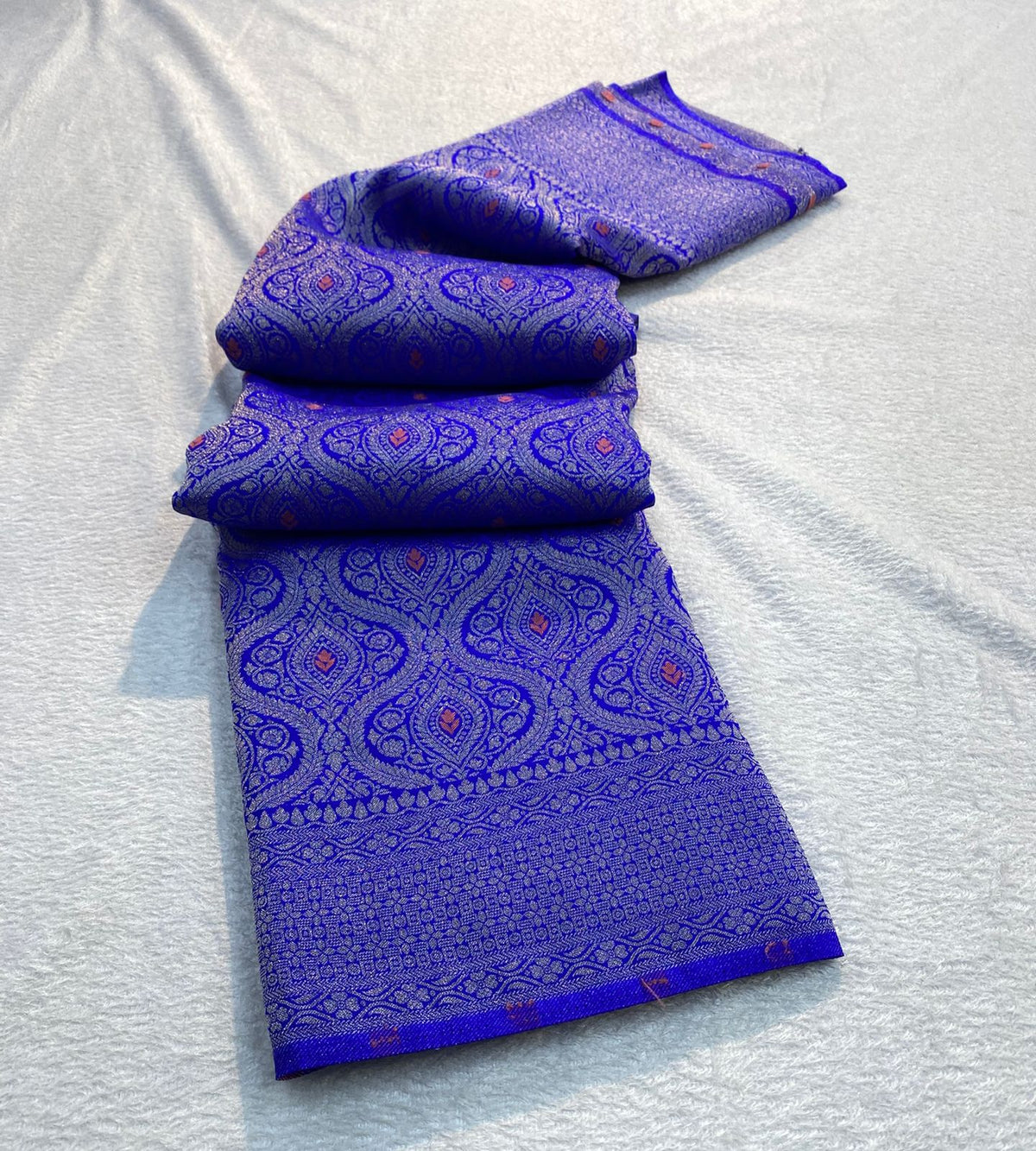 VAMAAR Premium Broket Crush Chinon Meenakari Saree – Antique Zari & Rich Pallu
