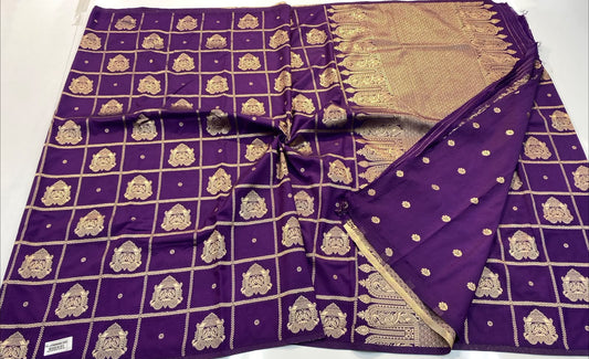 VAMAAR Trendy Borderless Silk Saree – Traditional Buttas, Checks Weave & Rich Zari Pallu